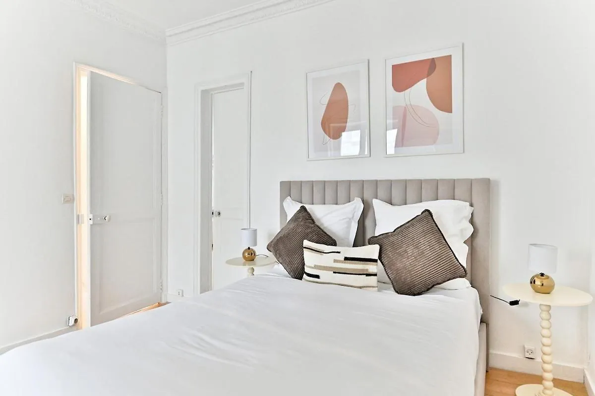 Charming Very Spacious Apartment, Paris 9Eme