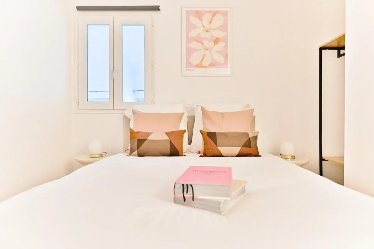 Charming Very Spacious Apartment, Paris 9Eme França