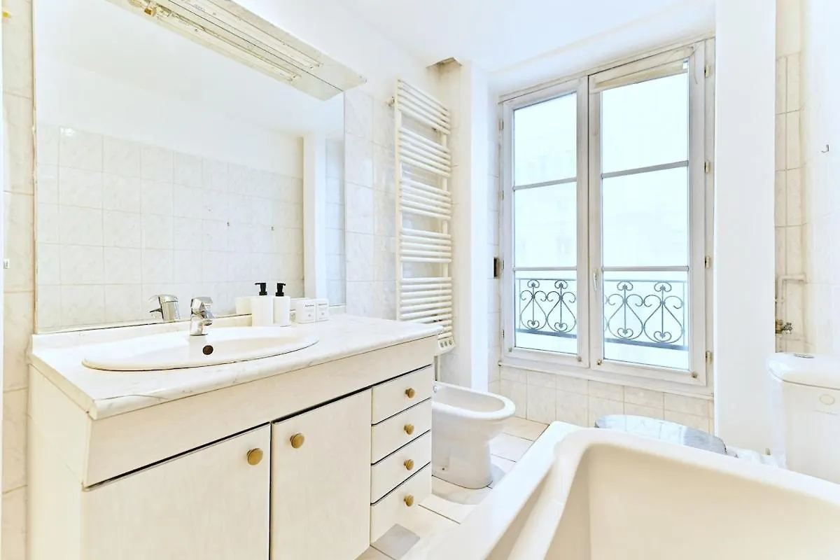 Charming Very Spacious Apartment, Paris 9Eme 0*,