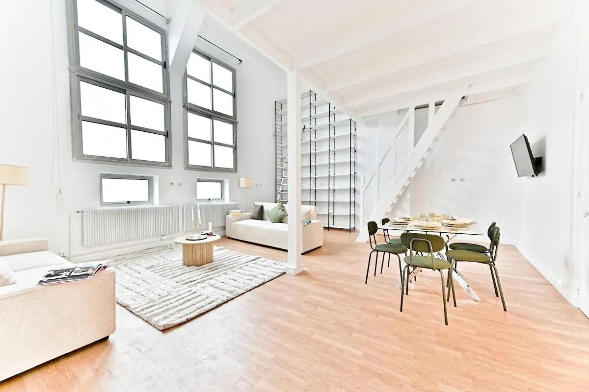 Charming Very Spacious Apartment, Paris 9Eme França