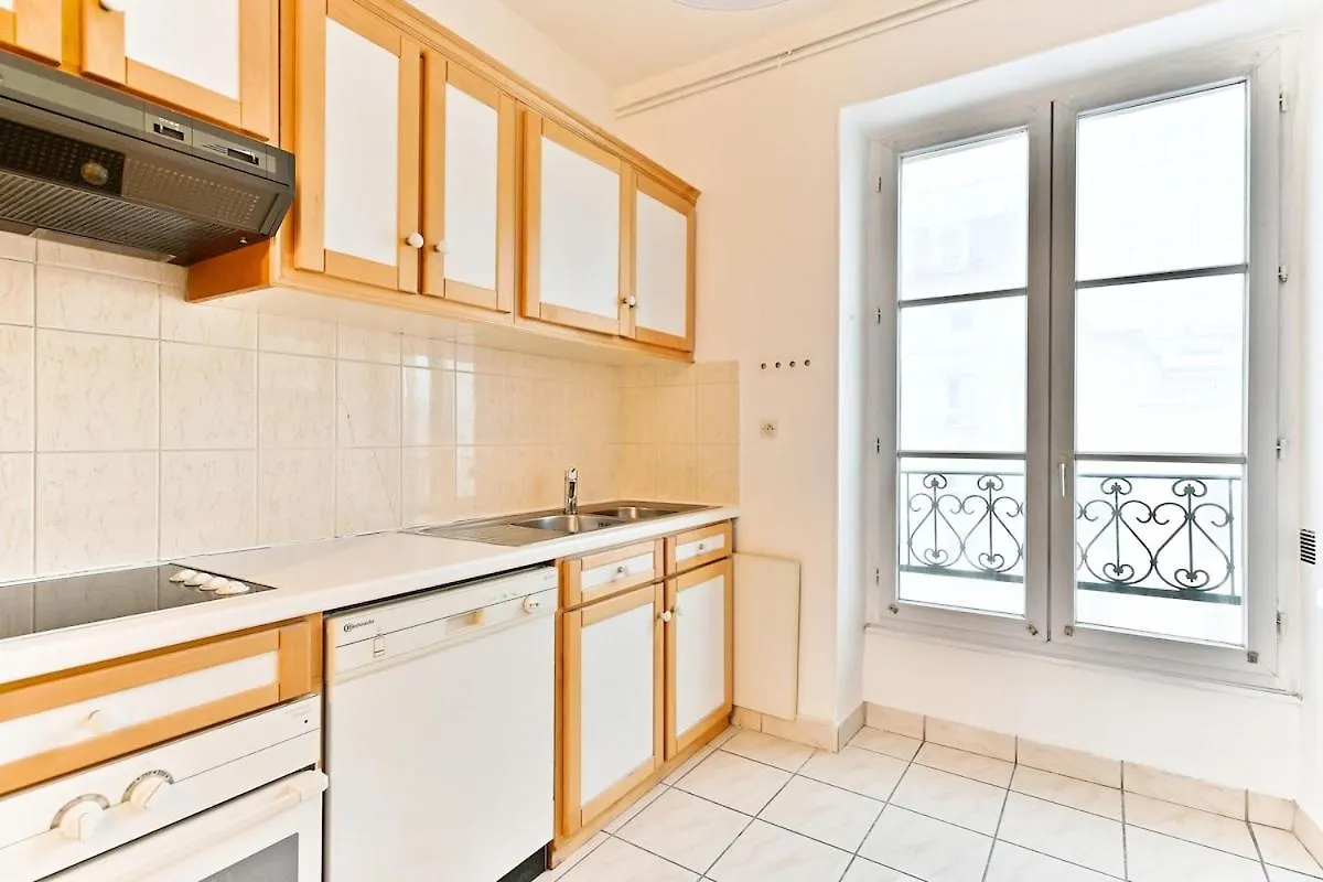 Charming Very Spacious Apartment, Paris 9Eme França